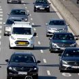Trafik og trængsel på motorveje og byveje. Biler, transport.