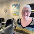 Det er med en vis portion vemod, at Kirsten Rønn Rinhack tager afsked med turistkontoret på Torvet efter 21 år, men hun lægger ikke skjul på, at hun nu glæder sig til at sige farvel til arbejdslivet. »Jeg tog beslutningen sidste sommer. Der kunne jeg mærke, at sådan en sommer vil jeg ikke have igen. Det er jeg blevet for gammel til, for jeg holder aldrig fri i løbet af sommeren. Jeg er på fra morgen til aften, og derefter er der også altid nogen, der har spørgsmål. Det er derfor, jeg faktisk sjældent tager til de store arrangementer i byen. Den del glæder jeg mig til at slippe, så jeg bare kan være Kirsten og sidde og glo ud over vandet, hvis det er det, jeg har lyst til.«