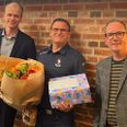 Søren Johnsen med gave og blomster flankeret af borgmester Kasper Bjerregaard t.v. og udvalgsformand Allan Gjersbøl Jørgensen. Foto: Søren Andersen