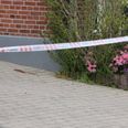 Politiet afspærrede gerningsstedet, hvor man i indkørslen aner blod efter den ulykkelige hændelse. Foto: Spot Foto
