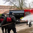 Der blev blæst masser af kunstig sne ind foran indgang C, da filmhold besøgte hospital. Foto: Regionshospitalet Randers