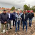 Bestyrelsesformand Mogens Horne-Mortensen (tv.) og hovedentreprenør Peter Vognsen, Vognsen A/S i Knebel, giver hånd på, at byggeriet skrider fremad mod deadline 1. august 2022 - overvåget af den øvrige bestyrelse og centerchef Per Kragh. Foto: Lars Norman Thomsen