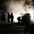 Bilen, som ifølge politiet kan være gerningsbilen til skuddrabet torsdag aften, blev fundet udbrændt ved Sabro. Foto: Presse.fotos.dk