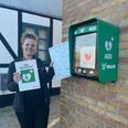 Daglig leder Mette Udengaard ved den nyopsatte hjertestarter hos Danhostel Rønde Vandrerhjem. Pressefoto