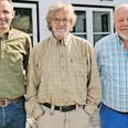 Naboerne Erik Nymann (th.) var sammen med Søren Ryge Petersen (i midten) med i bestyrelsen i Anders og Julius Mindefond, der blev stiftet i 2020. Nikolaj Malte Houbjerg, forstander for Den økologiske Landbrugsskole, sidder med i bestyrelsen. Foto: Natalia Krasnianska