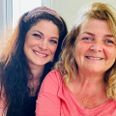 Jeanette Poulsen (tv) og Sabrina Glisborg fra Selvhjælp Skanderborg har strikket en selvhjælpsgruppe sammen for personer, der har været udsat for vold, enten fysisk eller psykisk. Foto: Sonne