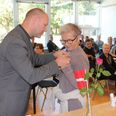 Morten Rahbek Borup, der her i færd med at sætte Dronningens Fortjenstmedalje for 40 års tro tjeneste på lærer Karin Jensen (skete tidligere på året), glæder sig til at gå i clinch med lederopgaven på Ådalsskolen. Foto: Lars Norman Thomsen
