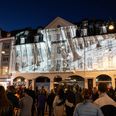 Man kan se fotoserien "Normal" tre gange mandag, tirsdag og onsdag aften på Lille Torv kl. 21, 21.45 og 22.30. Foto: Tao Lytzen