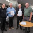 Fra venstre Rune Bjerregaard og Lars G. Jørgensen, Hørning Idrætscenter, og Søren Erik Pedersen, Hospice Østjylland samt Lions Hørnings præsident Lars Chr. Jensen. Foto. Ole Nissen.
