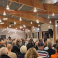 Der var fuldt hus til borgermødet i Veng forsamlingshus mandag 11. november. Her blev det proklameret, at man har til hensigt at møde op i samlet flok ved udvalgsmødet 20. november. Privatfoto.