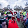 Både på turen til Skanderborg og Ry er julemandens foretrukne befordringsmiddel en båd. Foto: Per Bille