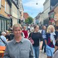 Der er mange fodgængere på kørebanen i Vestergade, som er til biler. De kører og parkerer til gengæld på det brede fortov sammen med cykler og knallerter. Janni Gabriel bor og arbejder i gaden og oplever det hver eneste dag. Foto: Tahmasbi