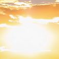 Solen var mandag indirekte årsag til et uheld på motorvejen. Arkivfoto: Adobe Stock