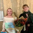 13-årige Laurine Kjærgaard Hylby fra Anholt kan nu se frem til en uges ophold på Brønderslev Forfatterskole til sommer. Her bliver hun undervist af professionelle forfattere, så Laurine Hylby får nye værktøjer til at forfølge drømmen om at skrive. Her er hun sammen med illustratoren, der har sat billede til Laurines historie. Privatfoto