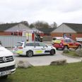 Politi, brandvæsen, ambulance og lægeambulance rykkede i dag ud til brand i et rækkehus i Hornslet.