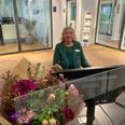 I 33 år har Anni Jessen siddet i receptionen hos VinduesHuset Velfac i Horsens. Hendes engagement er n u blevet anerkendt af hendes kolleger, der har givet hende en særlig medarbejderpris. Foto: Velfac