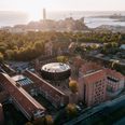 Byauditoriet udgør hjertet i Universitetsbyen. Det har plads til 800 siddende personer, men er født med fleksible vægge, så det kan omdannes til tre mindre rum på under 10 minutter. Foto: Aarhus Universitet