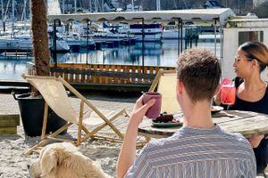 De nye ejere af Surf Café på Marselisborg Lystbådehavn vil give »anderledes vibes til hele havnen«.