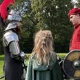 Et opsagt lejemål kan blive enden på et fristed for børn og unge, der spiller rollespil, i Ryomgård. De mister lokalerne i det tidligere posthus i februar 2027 og frygter, at hele foreningen går ned. Foto: Ryomgård Rollespil