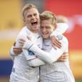 Målscorerne til 2-0, Thorsteinsson og Blume, fejrer føring, før kampen for alvor gik amok.
