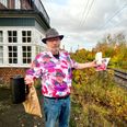 At køre valgkampagne med mange plakater og events er ikke lige Frank W. Damgaards stil. I stedet folder entertaineren sig ud på andre fronter - som her ved den fuldstændig mennesketomme Stilling Station. Foto: Grethe Bo Madsen