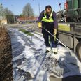 Kim Thagaard fra NCC bekæmper ukrudtet med kogende vand og sukker.