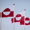 Danmarksdemokraterne foreslår, at både Grønlands og Færøernes flag skal hænge side om side om Dannebrog i byrådssalen. Billedet fra Nuuk.