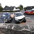 Begge biler fik store skader ved det voldsomme sammenstød og blev skubbet ind til siden af brandfolkene. Foto: Michael Wulff