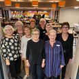Den ni personer store bestyrelse for Hadsten Husholdningskreds ved fejringen af foreningens 100-årsjubilæum i fredags. Evelyn Rye Andersen står længst til venstre, formanden, Sys Løcke, bagerst til højre og sekretær i foreningen, Annette Brændgaard, forrest med blå striber. Foto: CSJ