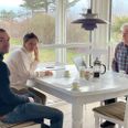 Klimalauget er skuffet over Syddjurs Kommunes håndtering af sagen om privatisering af Tuekærgrøften ved Elsegårde strand. Her ses forrest i billedet til venstre laugets næstformand Lars Dalgaard, ved siden af ham formand Karina Kallehauge og til højre Jørn Utzon, som ejer det stykke af stranden, hvor grøften løber ud – når den ellers kan. Foto: Anne Frank Henriksen