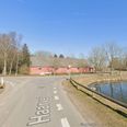Den røde landbrugsbygning og bagvedliggende bygninger og stuehus bliver revet ned til fordel for et nyt boligområde ved gadekæret i landsbyen Haar. Foto: Google Maps.