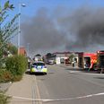 Flere timers efterslukning venter tre stationer fra Østjyllands Brandvæsen, oplyser operationschefen. Foto: Presse-fotos.dk