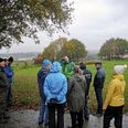 Jacob Christian Salvig (i grøn regnjakke) fortalte om planerne med at synliggøre Røndes bidrag til Danmarkshistorien med en moderne og attraktiv fortælling om 'Kaløstillingen'. Fotos: Lars Norman Thomsen