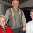 Så glade var de på valgnatten i 2005. Fra v: Sally Salminen, Mogens Kristensen og tidligere Midtdjurs borgmester Hans Chr. Baltzer, da det var en kendsgerning, at de var kommet med i Syddjurs Byråd. Nu har Sally Salminen, der ikke blev genvalgt, forladt S til fordel for SF, Mogens Kristensen, der ikke stillede op i 2009, skipper S fra årsskiftet, og Hans Chr. Baltzer, der heller ikke blev valgt ind, er enig med de to andre i, at konstitueringsaftalen er noget bras. "Jeg er parat til at yde støtte, hvis andre i partiet beder om at få konstiueringsaftalen lavet om," siger Baltzer.