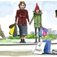 Elisabeth Dons Christensen og barnebarnet Karen Marie var på dannelsesrejse til Paris og fik lejlighed til at tænke over forskellene på det katolske Frankrigs normer i modsætning til vores lutherske – og hvordan det udmønter sig den dag i dag. Tegning: Rasmus Sand Høyer