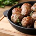 »Det skal være helt normalt at servere frikadeller, leverpostej og flæskesteg i offentlige køkkener uden dårlig samvittighed,« skriver Mercedes Czank (DF). Foto: AdobeStock