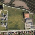 Der er plads til boliger "til venstre" og plads til en ny købmand tættest på Voldum-Hallen "til højre". Foto: Favrskov Kommune/Ortofoto