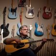 Sebastian, Steffen Brandt og Lars Lilholt er blandt kunderne i den aarhusianske musikforretning Akustikken, der tilbage i 2022 rundede et 40-års jubilæum. Foto: Joachim Ladefoged