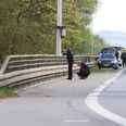 Motorvejsbroen ved Låsbyvej undersøges af teknikere. Foto: Øxenholt Foto