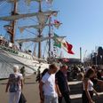 Masser af mennesker på havnen til Tall Ships Races.