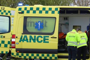 En trafikulykke i Hasselager nær Aarhus har kostet en ældre mand, der kørte på knallert, livet. 
