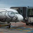 Et fly i gate i Kastrup Lufthavn.