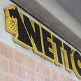 Der opstod tumult ude foran Netto i Ramløse, da en ansat så sig nødsaget til at smide nogle unge ud, der gik og truede kunderne. Men kun ét enkelt vidne prøvede at hjælpe den ansatte.