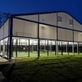 Billedet her fra et padelanlæg i Søndersø på Fyn, og overdækningen af banerne i Tirstrup kommer til at se nogenlunde sådan ud. Foto: Nordfyns Padel Center