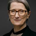 Ekspert i socialret Eva Naur har svært ved at finde ord for, hvor bekymrende det er, at Aarhus Kommune begår så mange fejl i sagsbehandlingen angående lukningen af Soras Samværstilbud. Foto: Aarhus Universitet