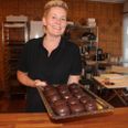 Rikke Svendsen med sine hjemmelavede flødeboller, som hun sælger i sin Mols Chokolade butik, der hvor Kolind Slagteren tidligere huserede.. Foto: Lars Norman Thomsen