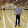 Formand i Ebeltoft IF Fodbold Heine Skovbak Iversen er godt nok her fotograferet i hallen i Rønde, men det er på boldbanerne i Ebeltoft, at formanden aner lyse fremtidsudsigter for den lille klub efter to oprykninger i træk.