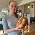 16-årige Thea Danielsen med hjemmebagt brød, som hun er begyndt at sælge i lokalområdet. Foto: mhs