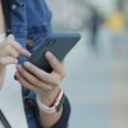 Fodgænger havde travl med sin mobiltelefon og glemte at kigge sig for, da hun gik ud af en bus og blev påkørt af en cyklist.