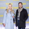Line Hoffmeyer og Lasse Rimmer løftede - omend lettere kryptisk - status på deres forhold til gallapremieren på 'Vildmænd'. Foto: Ólafur Steinar Rye Gestsson/Ritzau Scanpix